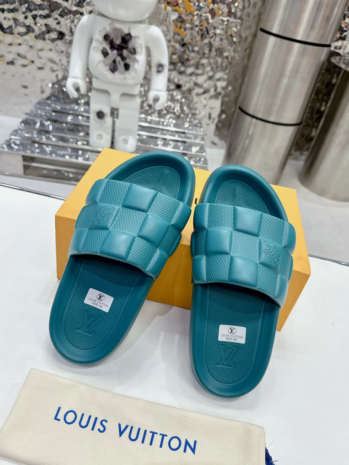 [L Home] P: 280💰 ▪️Shoe size: Women's 35-40 Men's 38-46▪️Packaging: Counter top quality~original packaging 𝟐𝟎𝟐5 Louis Vuitton counter's new embossed slippers, lv monogram embossed slippers, Waterfront sandals are back with a new look, and the upper buckle is embossed with lv's iconic Monogram pattern. Made of waterproof rubber with a comfortable and resilient insole. The lightweight, flexible outsole is embossed with the Louis Vuitton logo. ▪️Fabric: Original molded rubber foam surface ▪️Technology: embossed logo ▪️Sole: Original molded rubber foam outsole ▪️Sole thickness: 3CM.